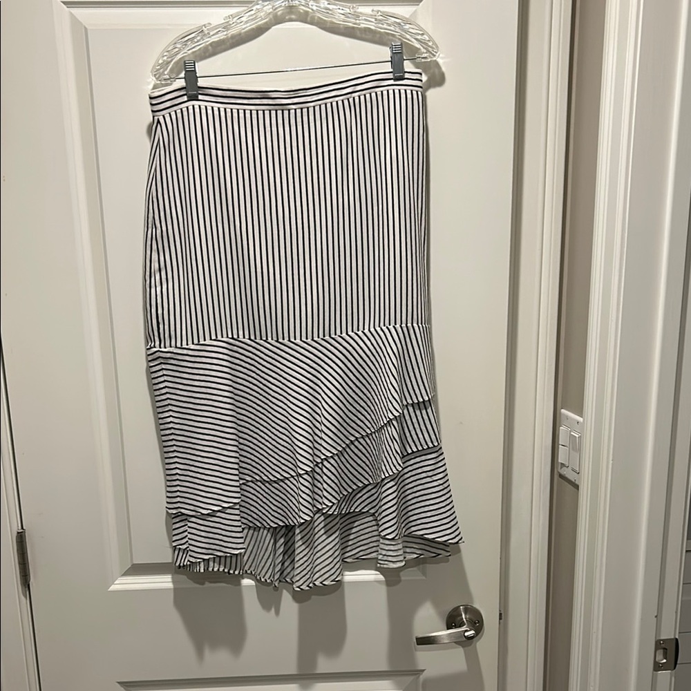 Ann Taylor midi skirt size 8 in new condition